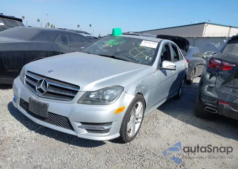 2014 Mercedes-Benz C 250 Sport z USA, uszkodzony, nr VIN WDDGF4HB3EG251447
